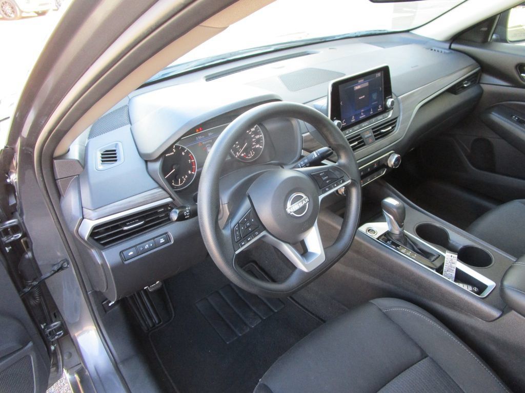 Used 2025 Nissan Altima 2.5 SV FWD image 22