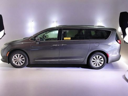 Used 2018 Chrysler Pacifica Touring-L image 15