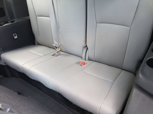 Used 2023 Toyota Highlander XLE FWD image 19