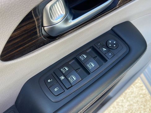 Used 2023 Chrysler Pacifica Limited FWD image 15