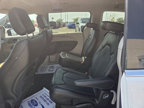 Used 2024 Chrysler Pacifica Touring-L FWD image 19