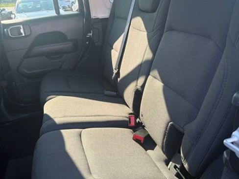 Used 2018 Jeep Wrangler Unlimited Sahara AWD/4WD image 9