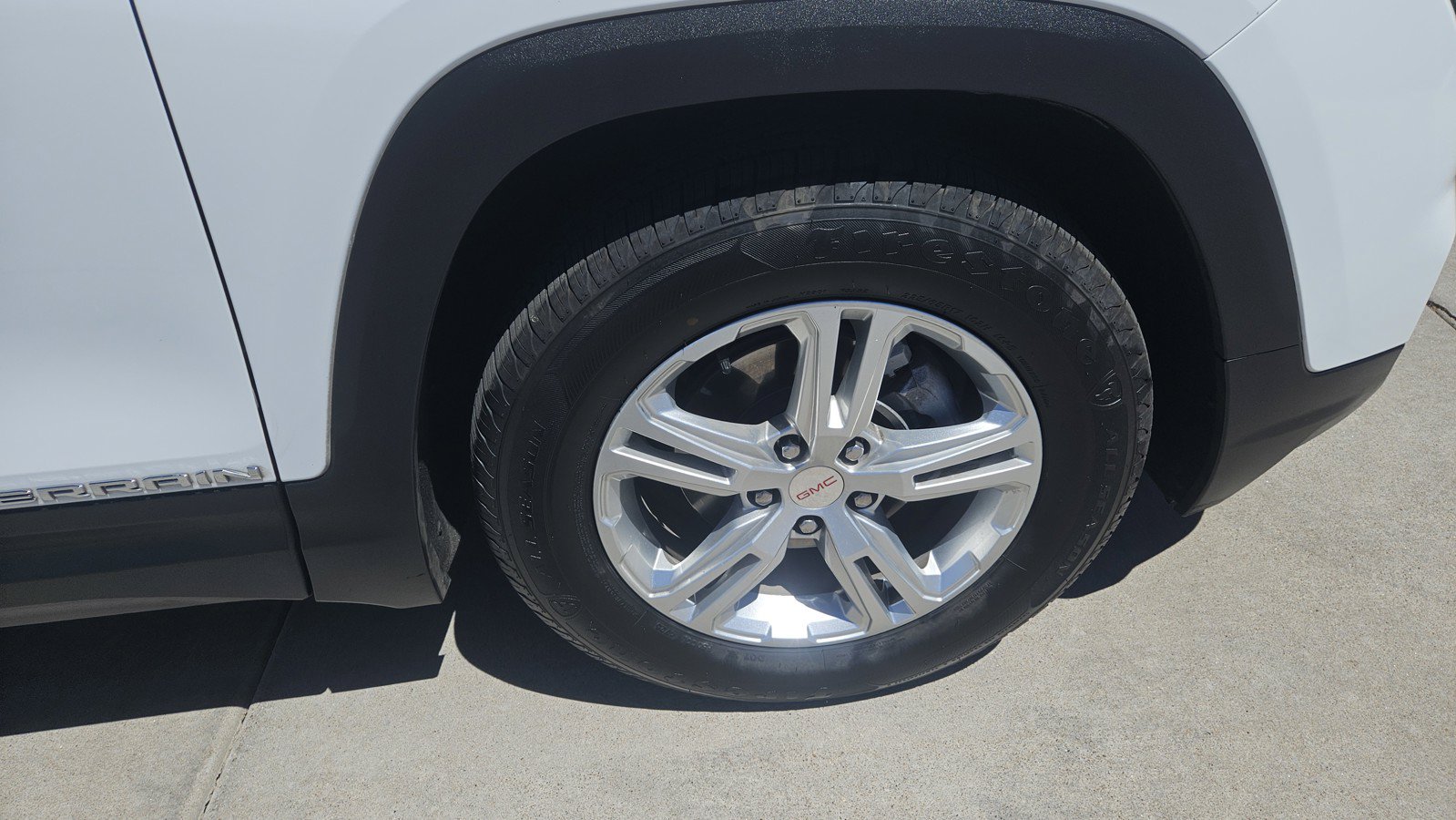 Used 2024 GMC Terrain SLE FWD image 2