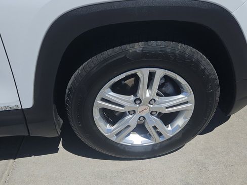 Used 2024 GMC Terrain SLE FWD image 2