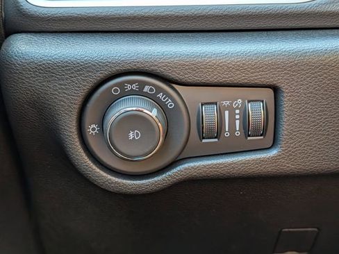 Used 2025 Chrysler Pacifica Select FWD image 17