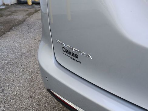 Used 2024 Chrysler Pacifica Limited FWD image 8
