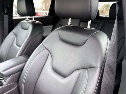 Used 2025 Jeep Compass Limited image 11