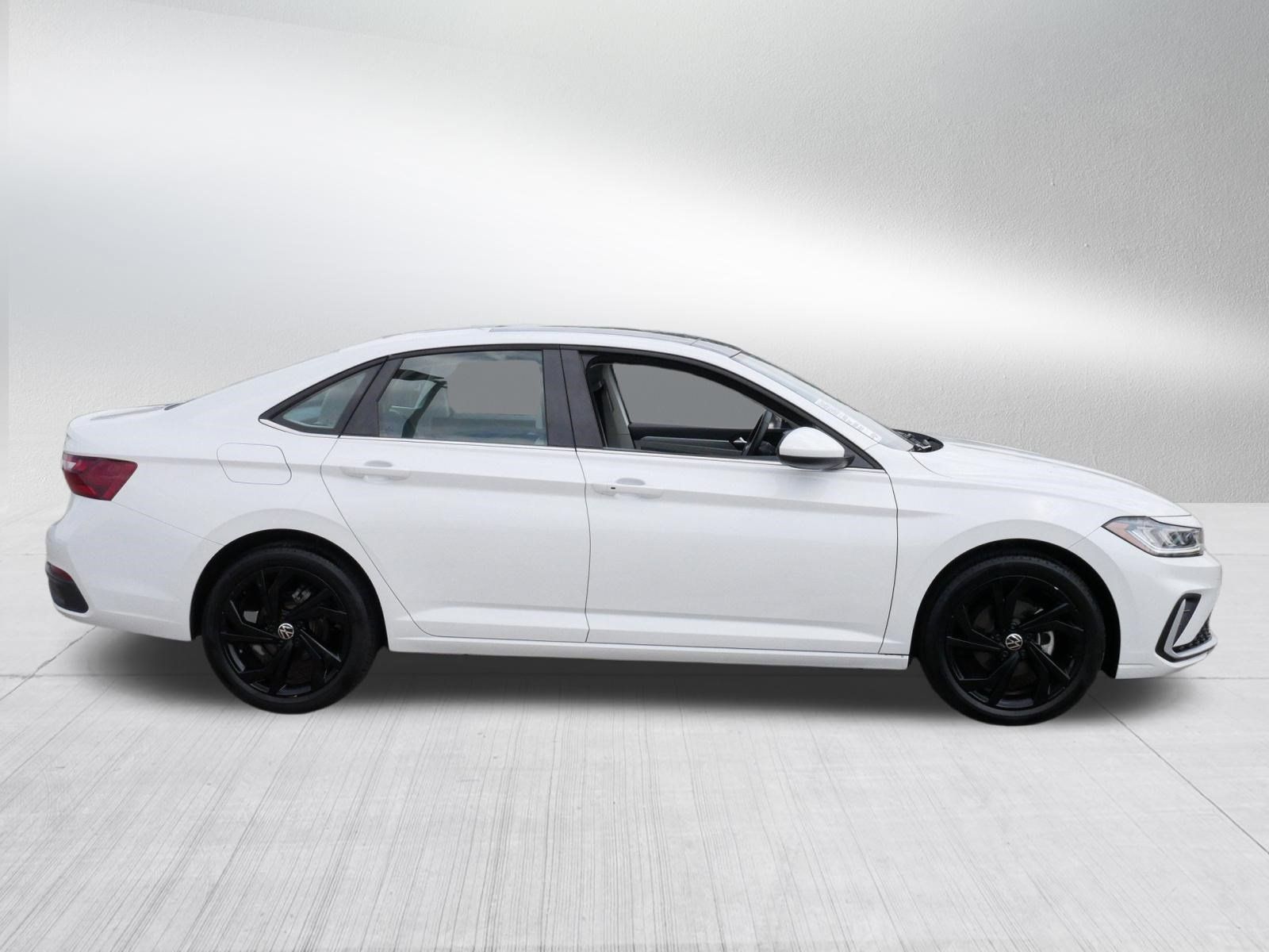 Certified 2025 Volkswagen Jetta SE w/ Sunroof Package FWD image 8