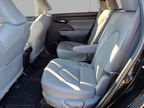 Used 2022 Toyota Highlander XLE image 19