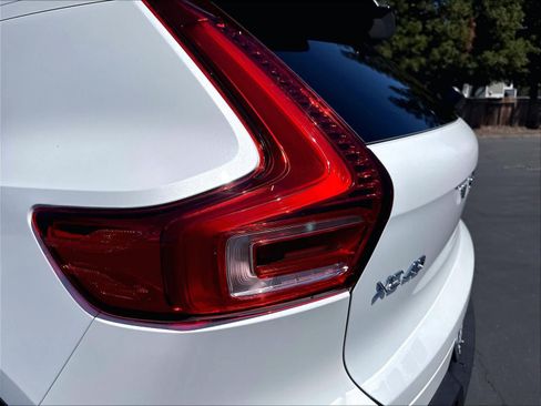 Used 2026 Volvo XC40 B4 Plus w/ Climate Package FWD image 32