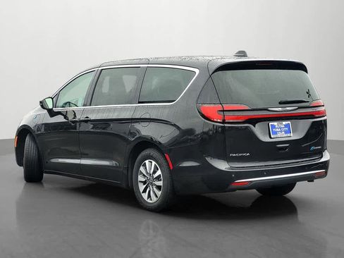 Used 2023 Chrysler Pacifica Touring-L image 4