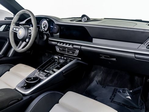 Used 2022 Porsche 911 Turbo image 33