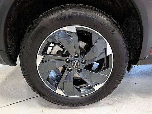 Used 2025 Nissan Rogue SV AWD/4WD image 14