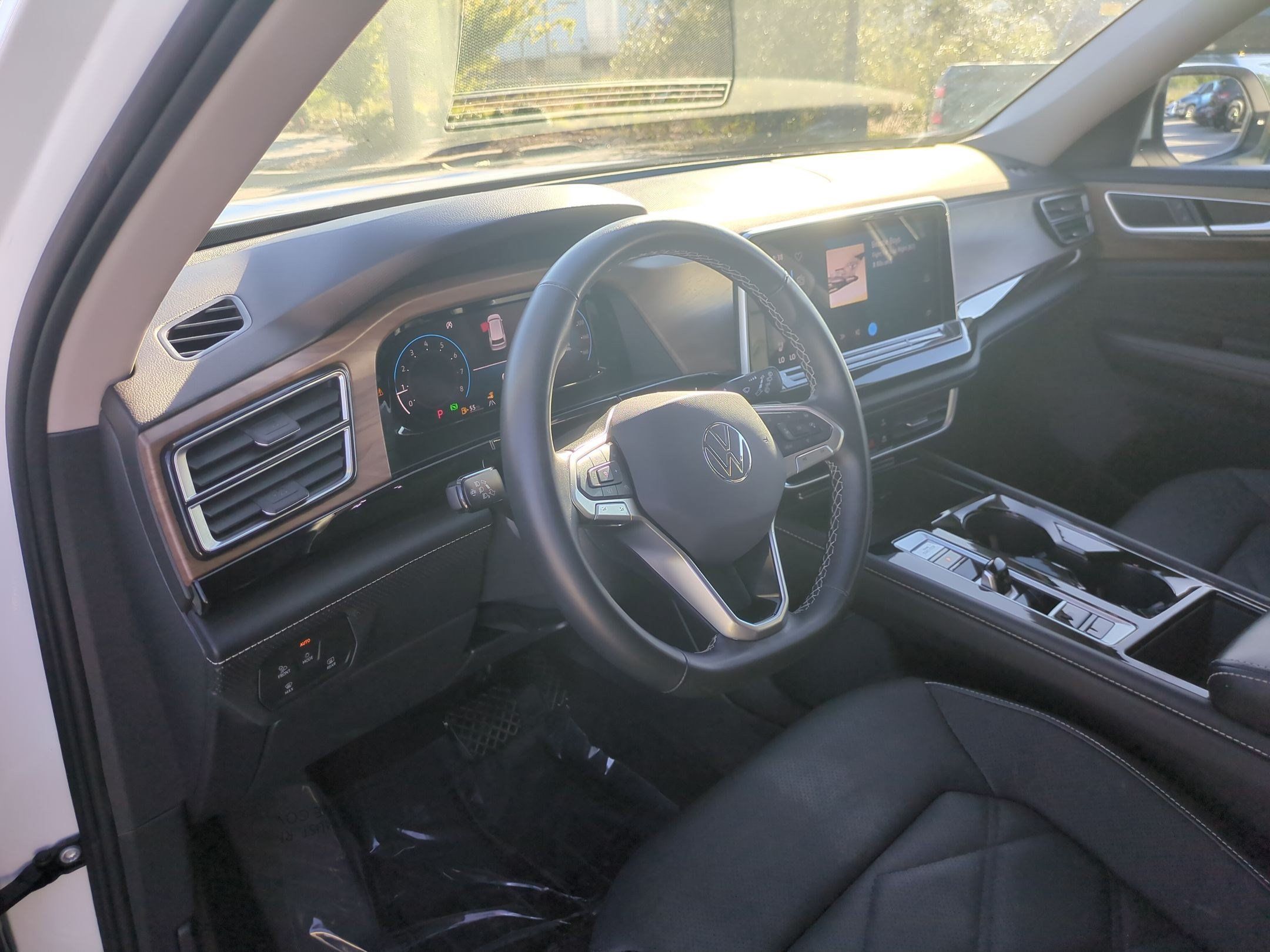 Used 2025 Volkswagen Atlas SE FWD image 16