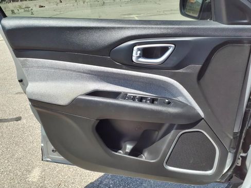 Used 2024 Jeep Compass Latitude image 21