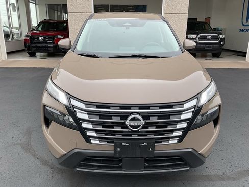 Used 2025 Nissan Rogue SV AWD/4WD image 2