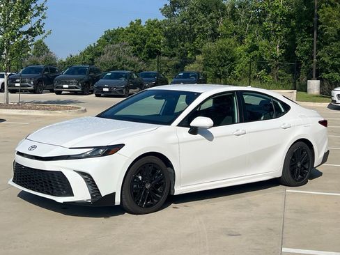 Used 2025 Toyota Camry SE FWD image 5