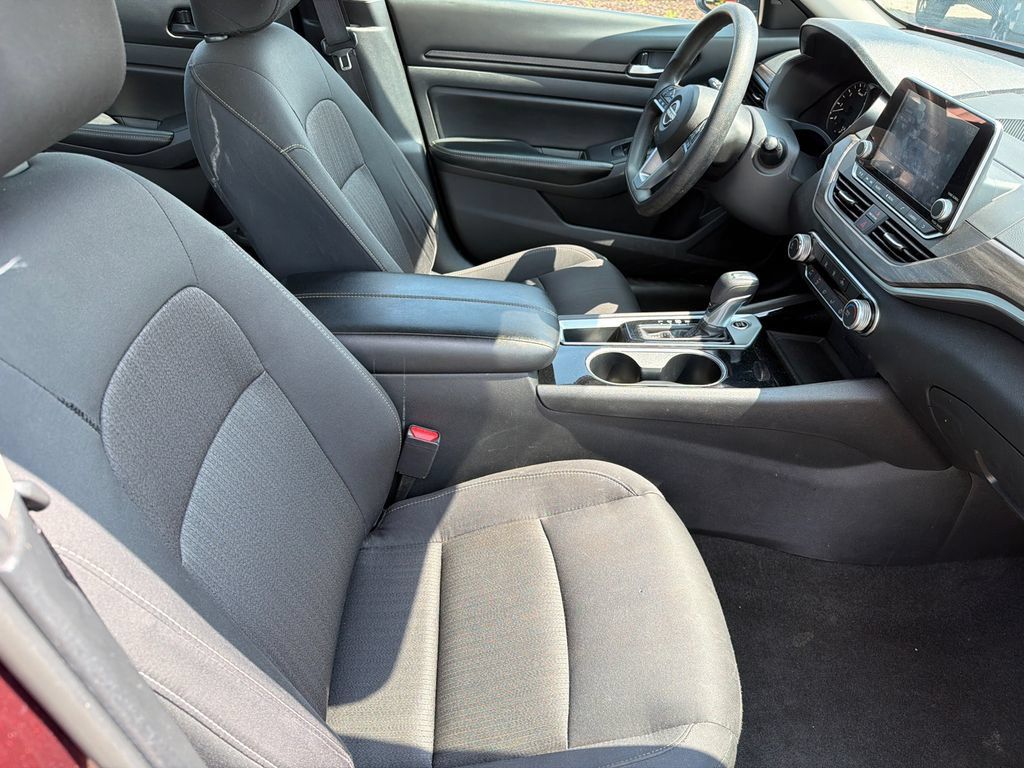 Used 2024 Nissan Altima 2.5 SV FWD image 13