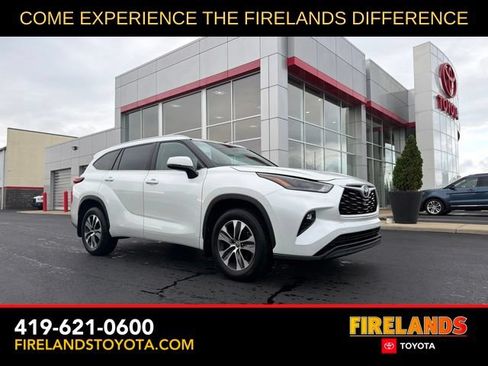 Used 2022 Toyota Highlander XLE AWD/4WD image 1