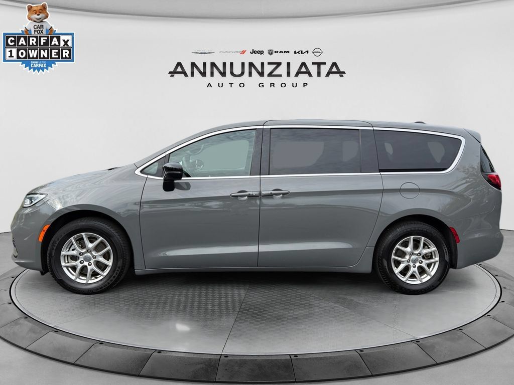 Used 2025 Chrysler Pacifica Select FWD image 2