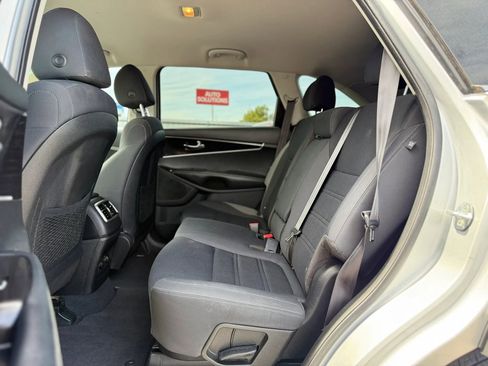 Used 2020 Kia Sorento FWD V6 image 21