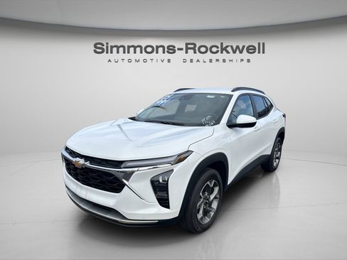 Used 2025 Chevrolet Trax LT w/ LT Convenience Package image 4