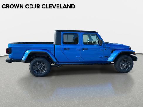 New 2025 Jeep Gladiator Sport image 3
