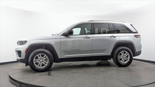 Used 2024 Jeep Grand Cherokee Laredo RWD image 3