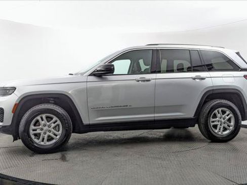Used 2024 Jeep Grand Cherokee Laredo RWD image 3