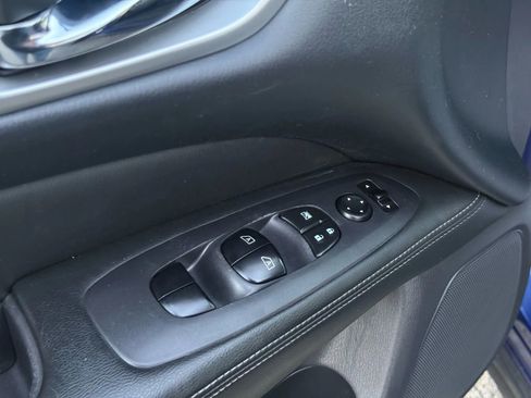 Used 2018 Nissan Pathfinder SV image 19