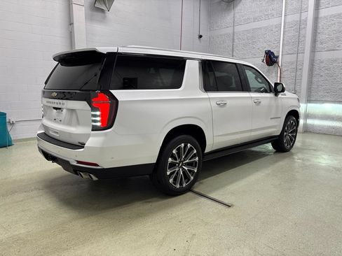 Used 2025 Chevrolet Suburban High Country AWD/4WD image 4