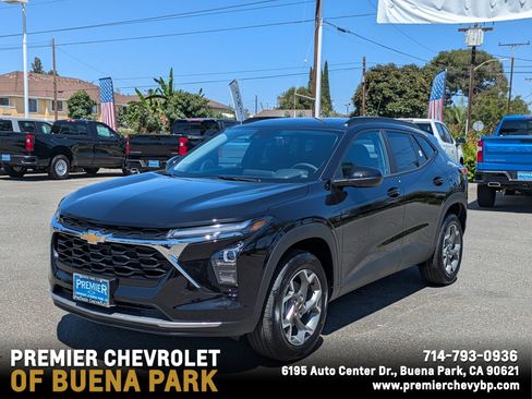 Used 2025 Chevrolet Trax LT w/ Driver Confidence Package image 1