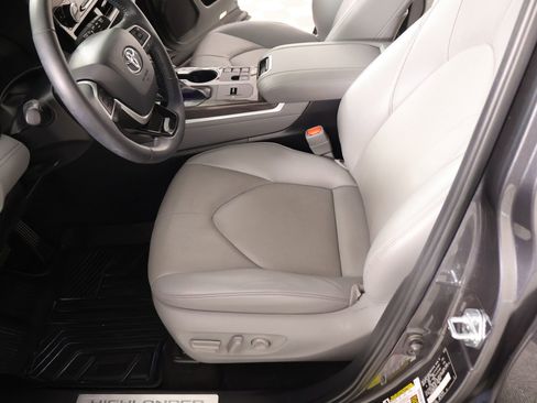Used 2024 Toyota Highlander Limited FWD image 11