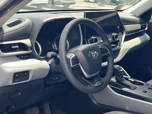 Used 2023 Toyota Highlander XLE FWD image 14