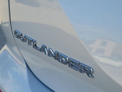 New 2026 Mitsubishi Outlander SE image 9