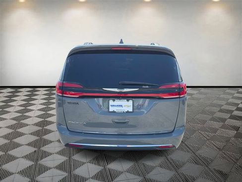 Used 2022 Chrysler Pacifica Touring-L FWD image 6
