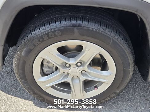 Used 2024 Jeep Compass Latitude AWD/4WD image 16