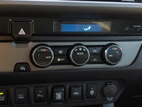 Used 2022 Toyota Tacoma TRD Off-Road w/ Technology Package image 27