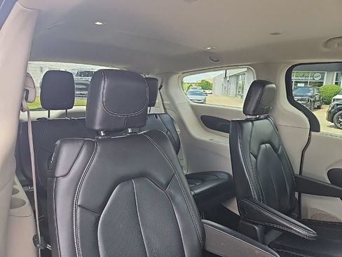 Used 2023 Chrysler Pacifica Touring-L FWD image 33