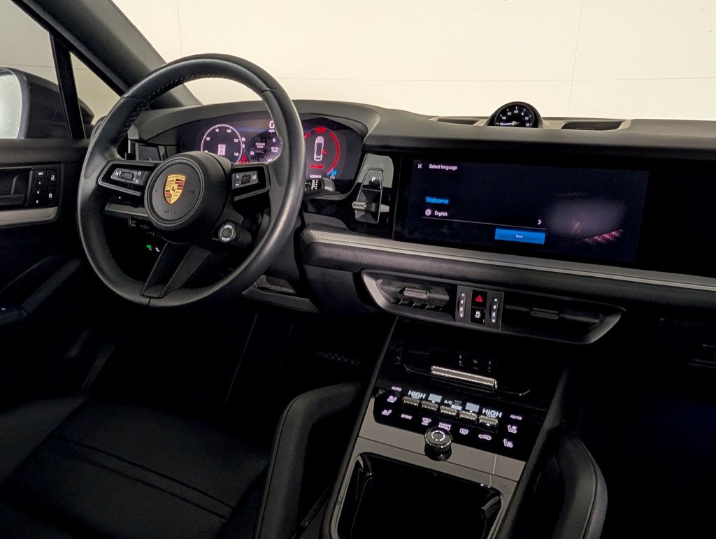 Certified 2024 Porsche Cayenne Coupe AWD/4WD image 20
