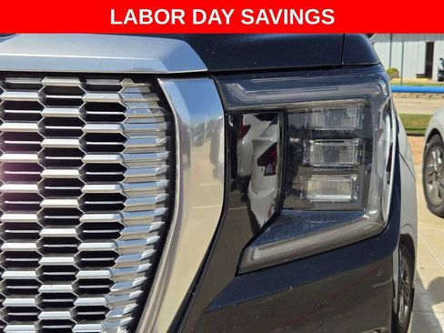 Used 2021 GMC Yukon XL Denali w/ Denali Premium Package AWD/4WD image 10