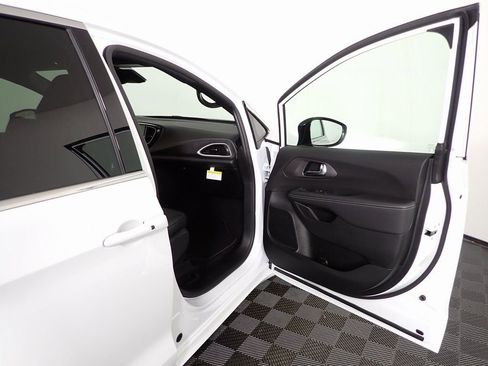 New 2026 Chrysler Pacifica Select image 33