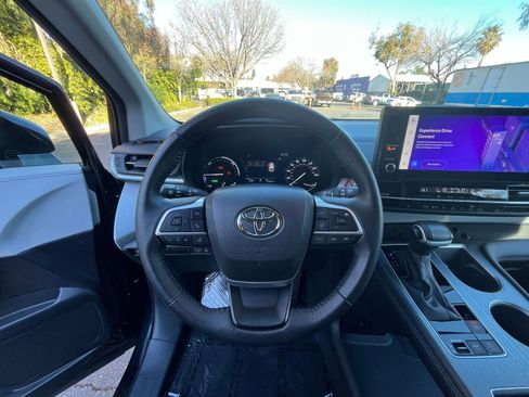 Used 2025 Toyota Sienna XLE image 37