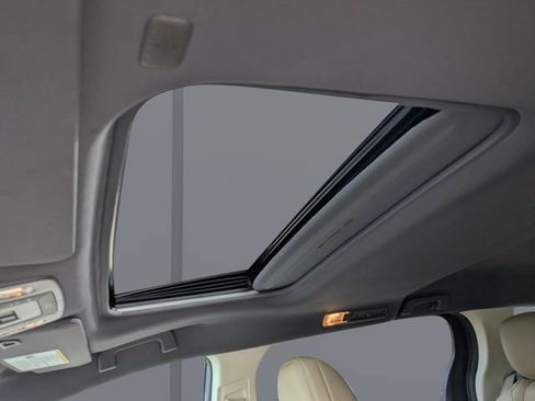 Used 2024 Toyota Sienna XLE FWD image 21