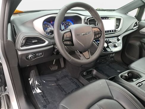 Certified 2023 Chrysler Pacifica Touring-L w/ Uconnect Theater Family Group AWD/4WD image 17