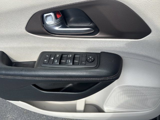 Used 2018 Chrysler Pacifica Touring-L FWD image 30