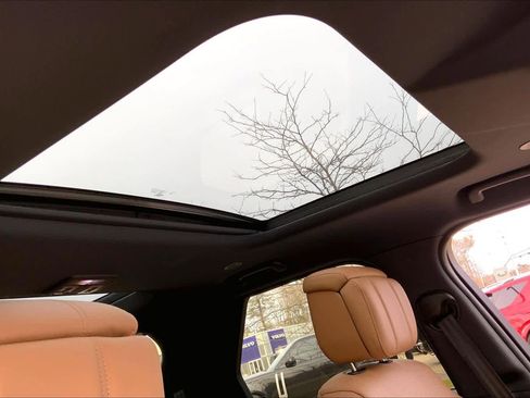 Used 2025 Land Rover Discovery Dynamic SE image 13