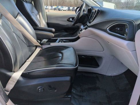 Used 2024 Chrysler Pacifica Limited FWD image 32
