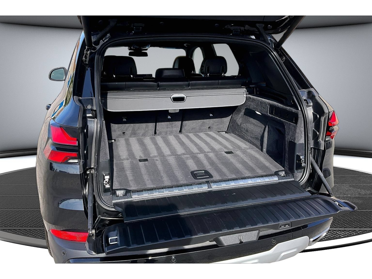 Used 2025 BMW X5 xDrive50e AWD/4WD image 40