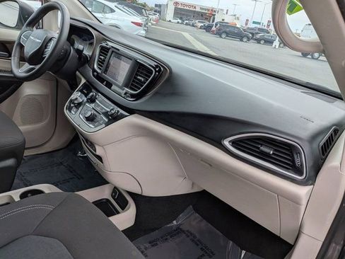 Used 2023 Chrysler Voyager LX FWD image 6